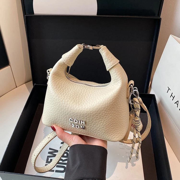 新款轻奢百搭高级感气质时尚斜挎女士包6036白