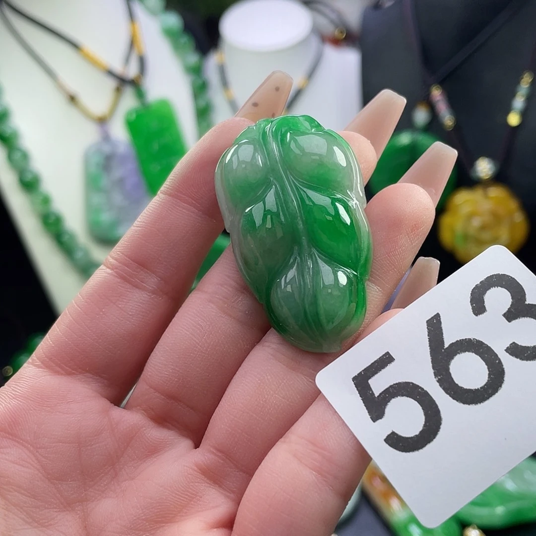 翡翠未镶嵌吊坠(赠链)