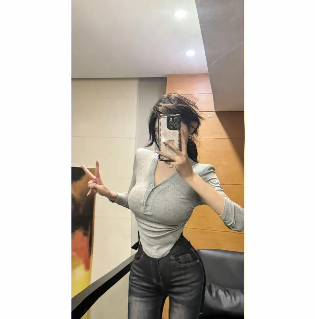 AL SHOP【查理流年】韩系时尚辣妹别致V领扣纯欲新款显瘦百搭打底T