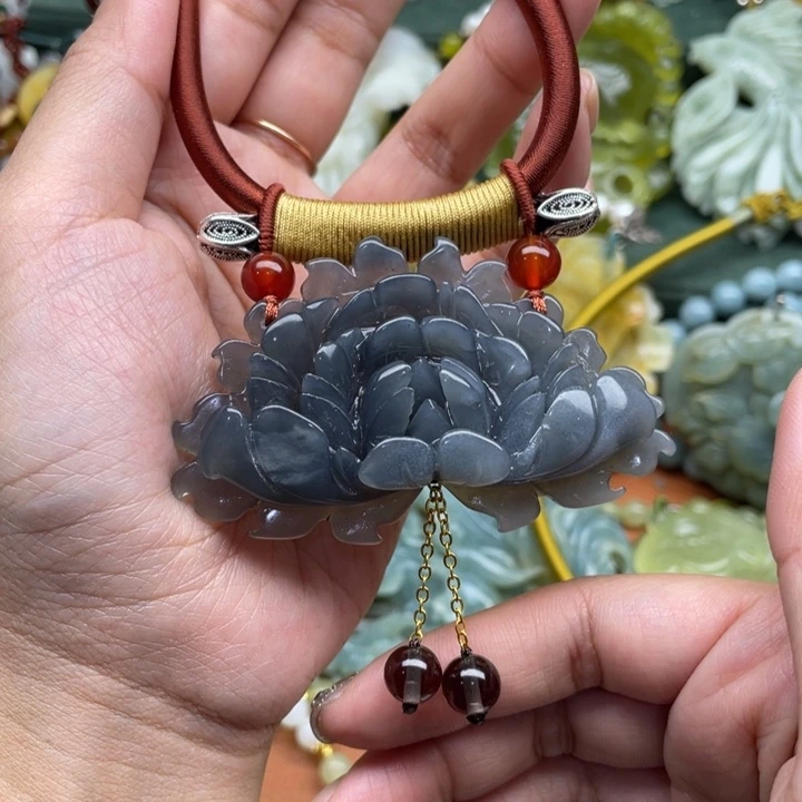 蛇纹石玉吊坠合金