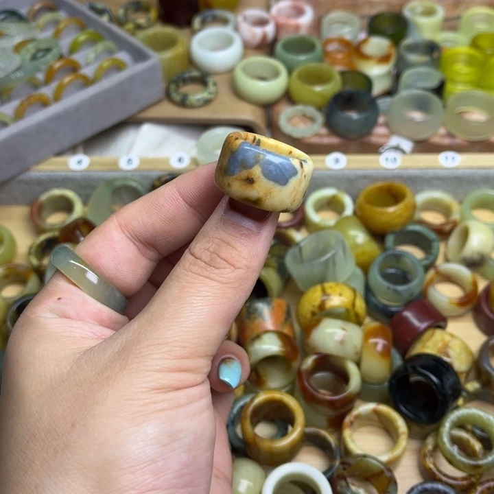 ****.蛇纹石玉未镶嵌戒指