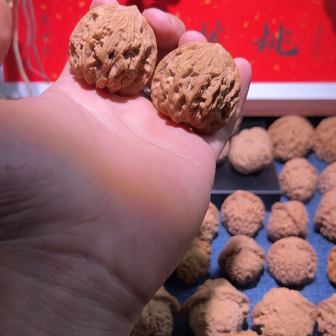 文玩核桃吊坠42虎头一对，有小黄尖，可以接受的来