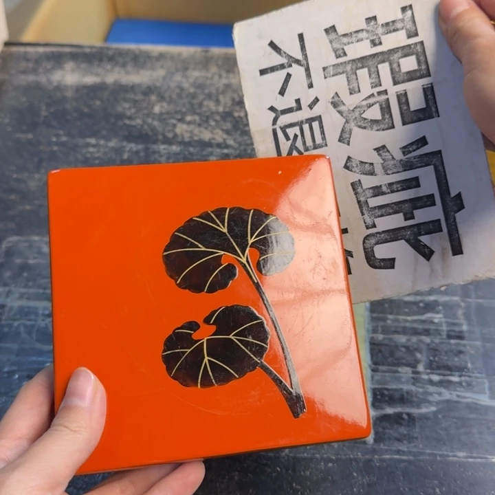 瓷片哈哈哈哈哈哈哈……有划痕