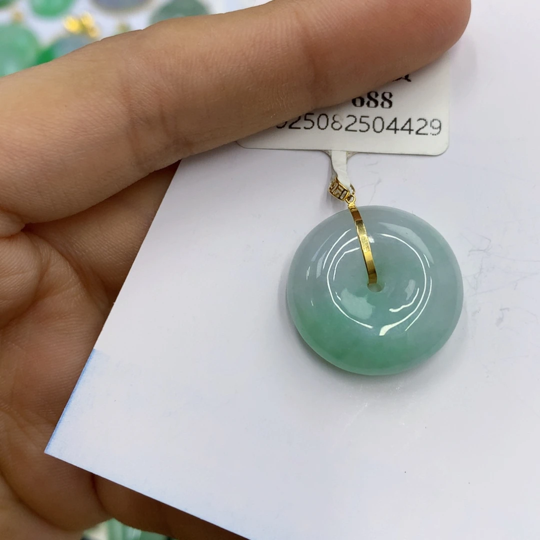 翡翠18K金镶嵌颈饰翡翠