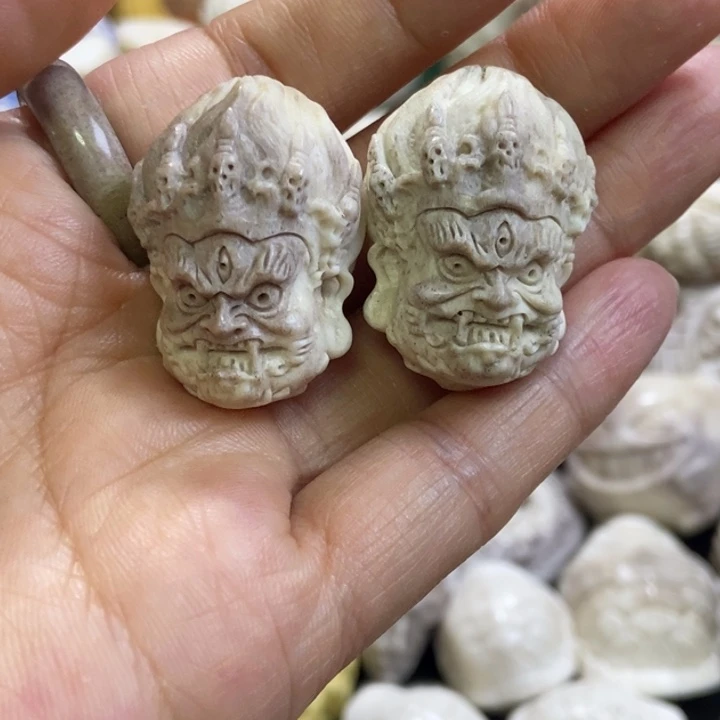 配饰鹿角雕刻一个出