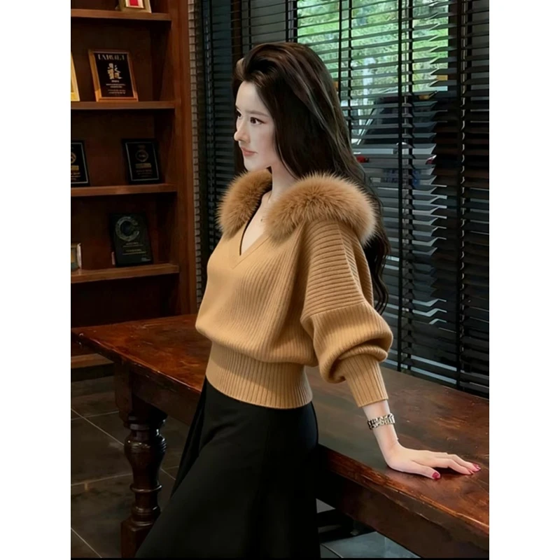 韩系减龄女2025年秋冬新款温柔大毛领卡其色连帽百搭针织v领上衣