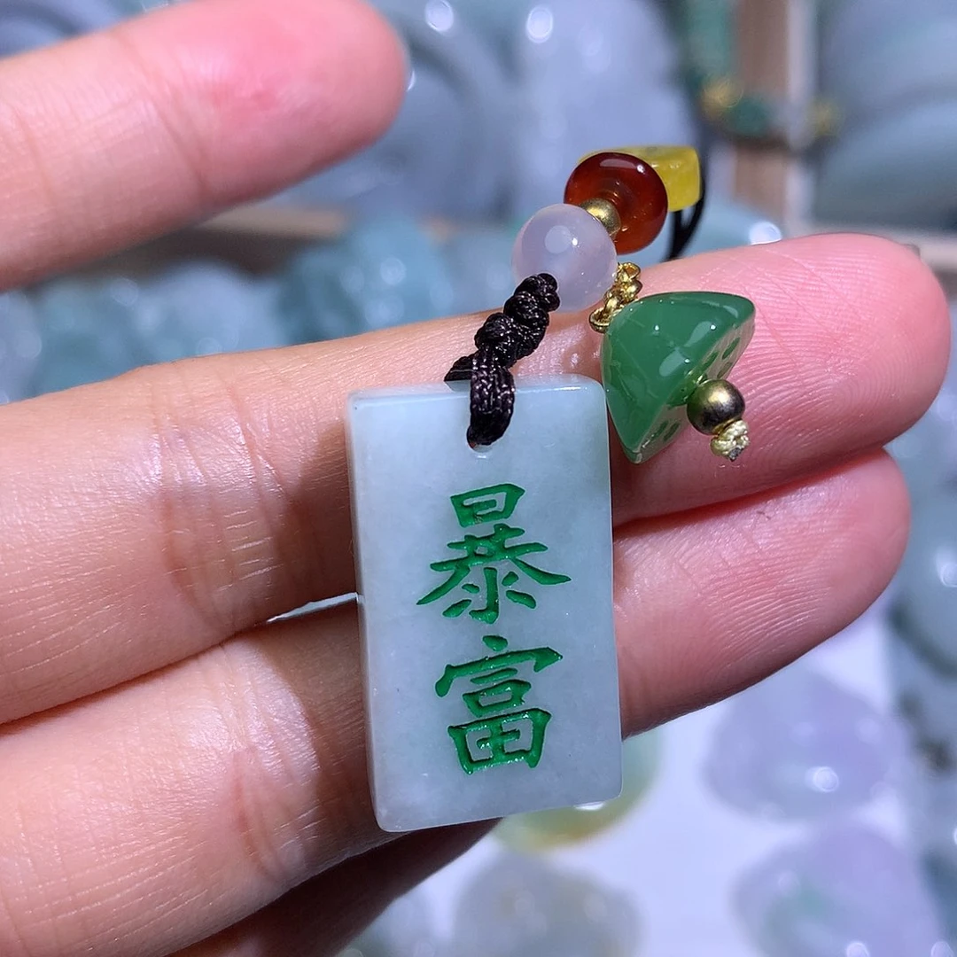 翡翠未镶嵌颈饰2181。