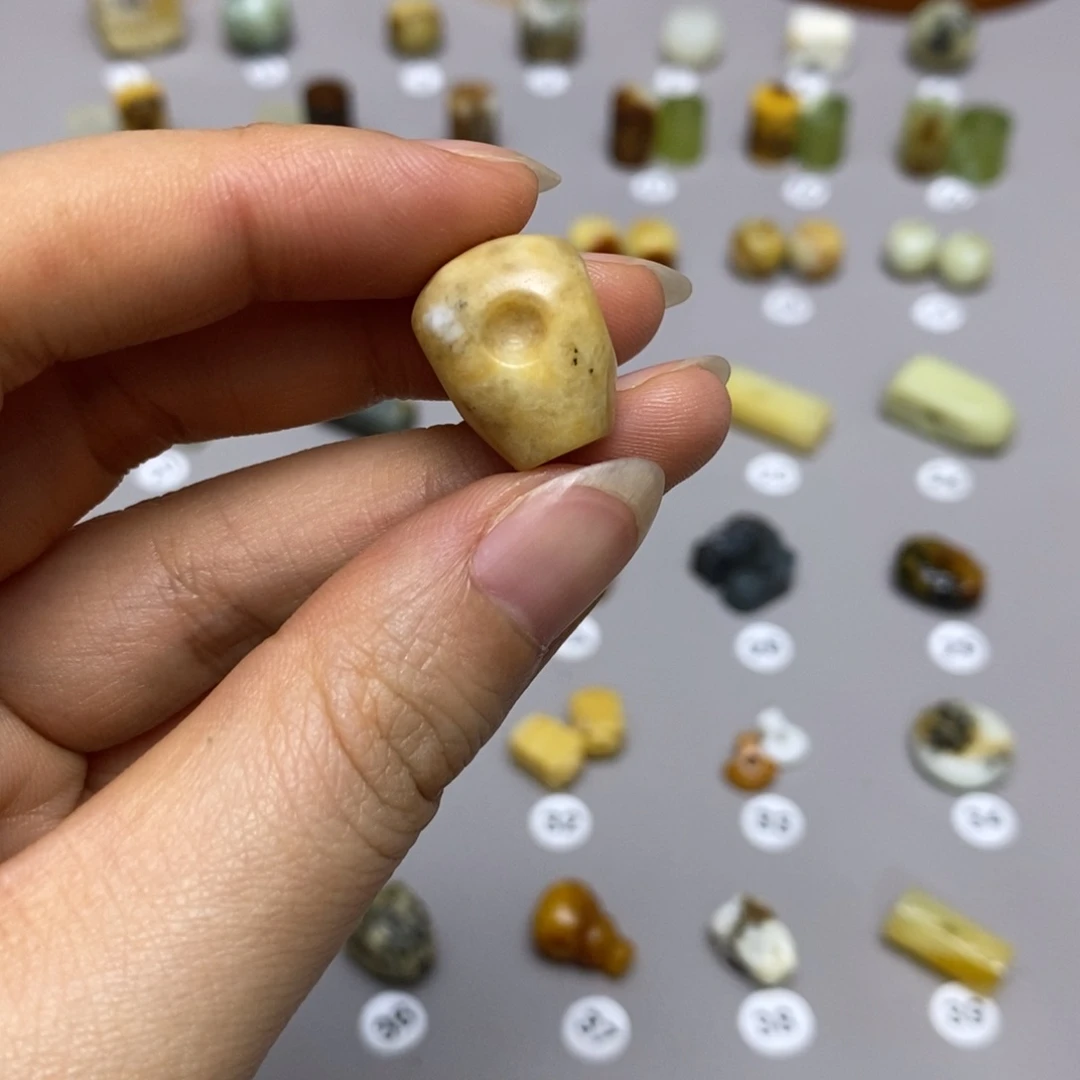 蛇纹石玉配饰合金人***?