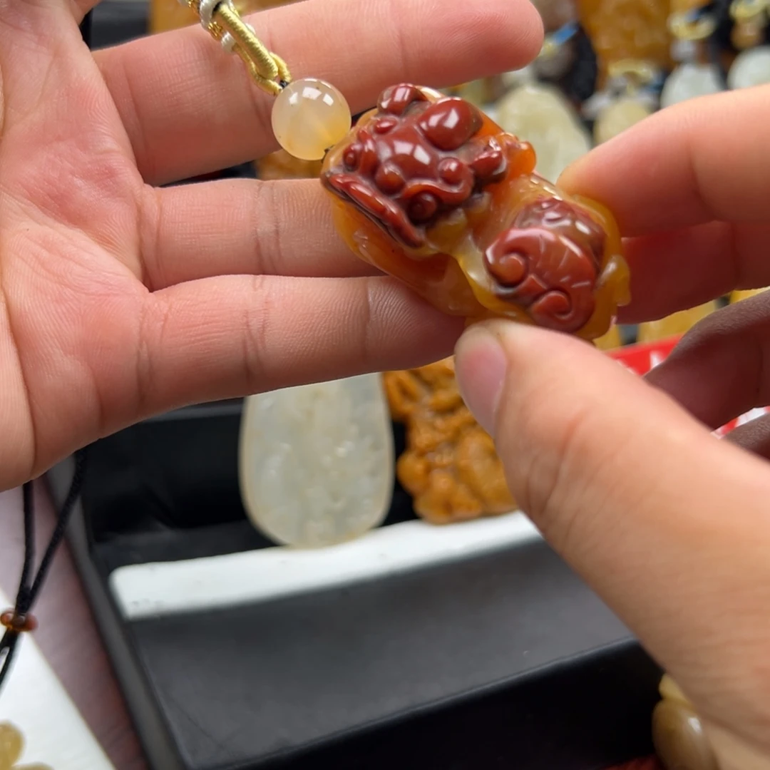 未镶嵌石英质玉(黄龙玉)多样性发货,发其一