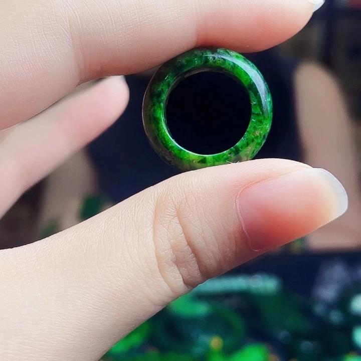 翡翠未镶嵌颈饰多样性