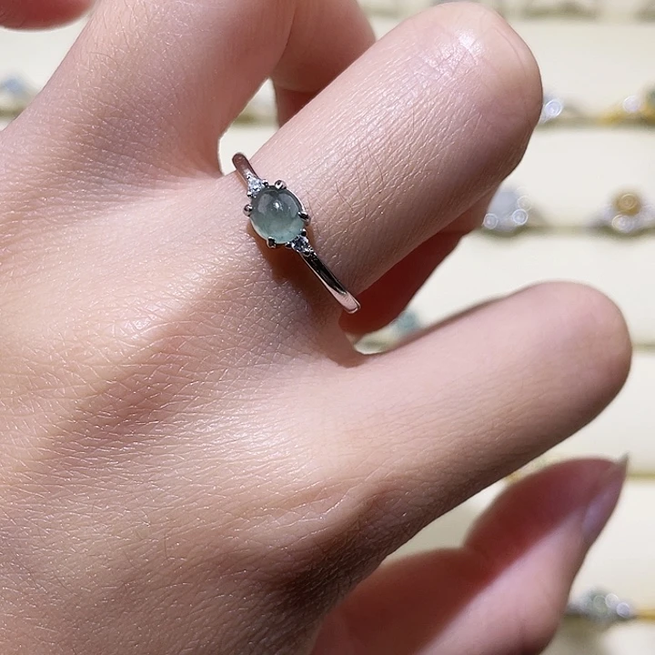 颈饰未镶嵌翡翠戒指