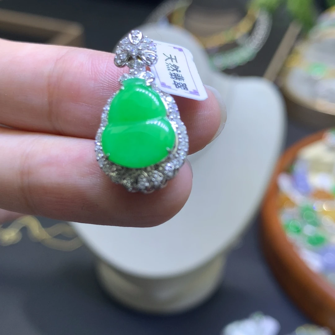 颈饰18K金镶嵌翡翠