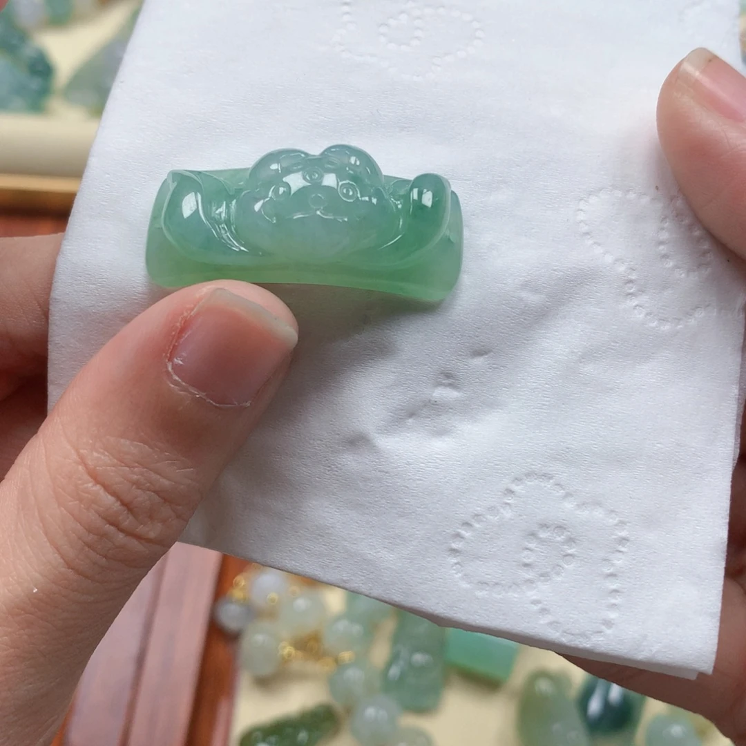翡翠未镶嵌颈饰是