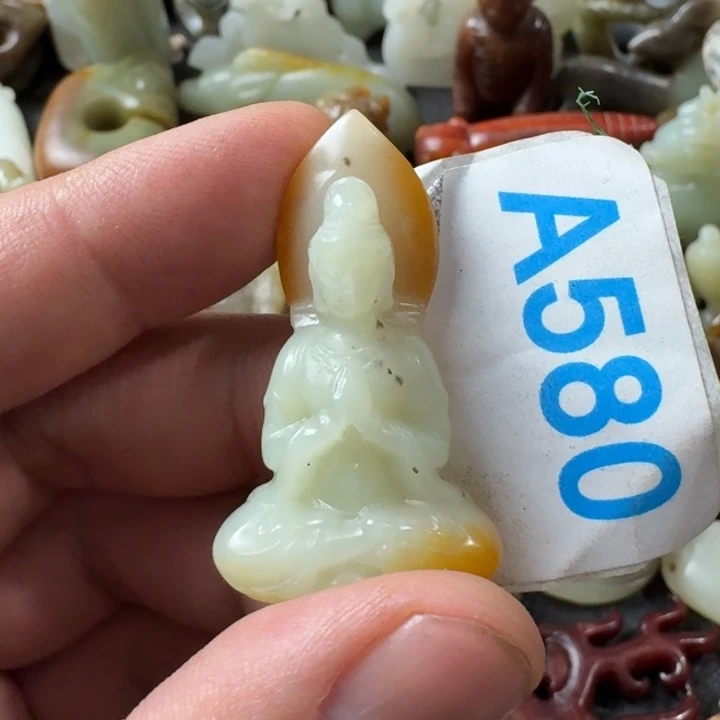 和田玉未镶嵌颈饰澎**心