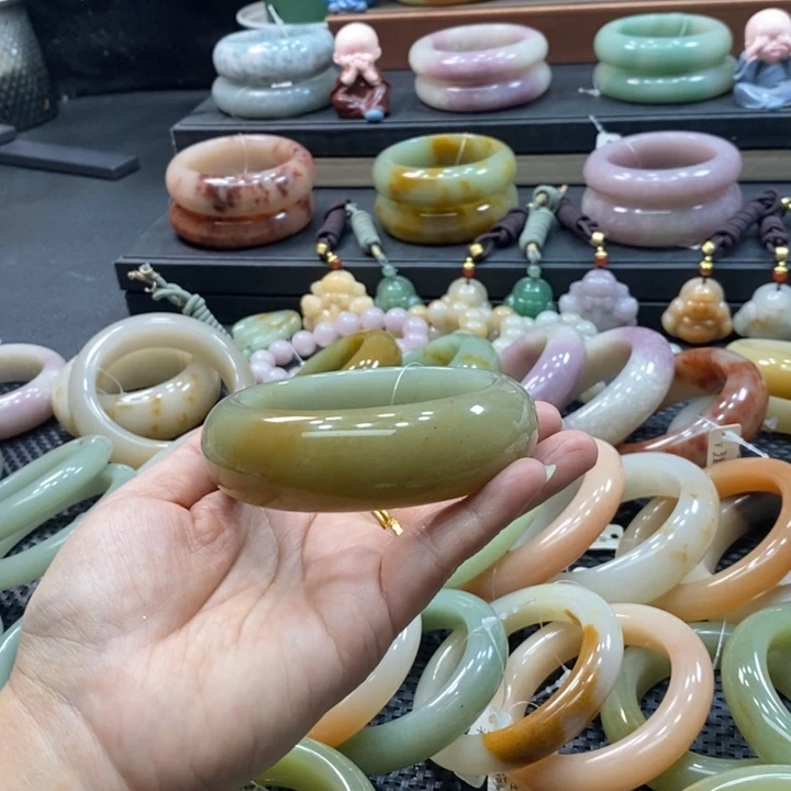 未镶嵌手镯石英岩玉