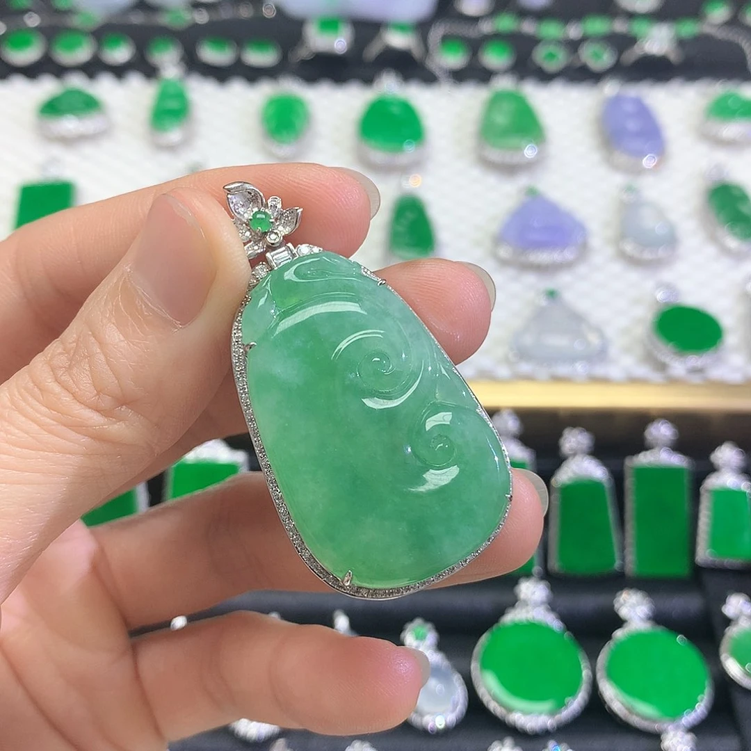 颈饰18K金镶嵌翡翠吊坠