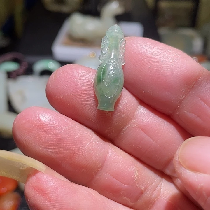 姗***姐翡翠未镶嵌颈饰挂件
