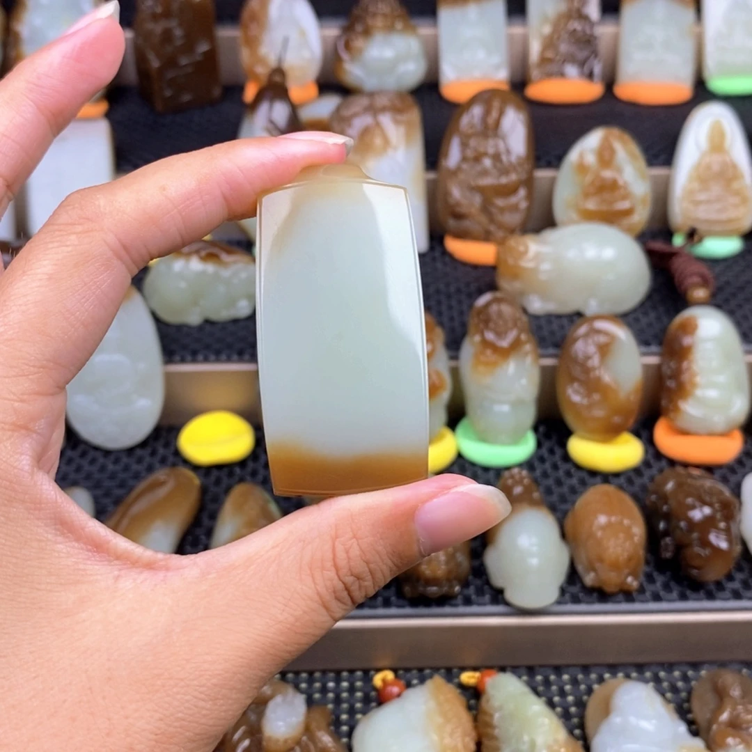 L***n颈饰未镶嵌和田玉
