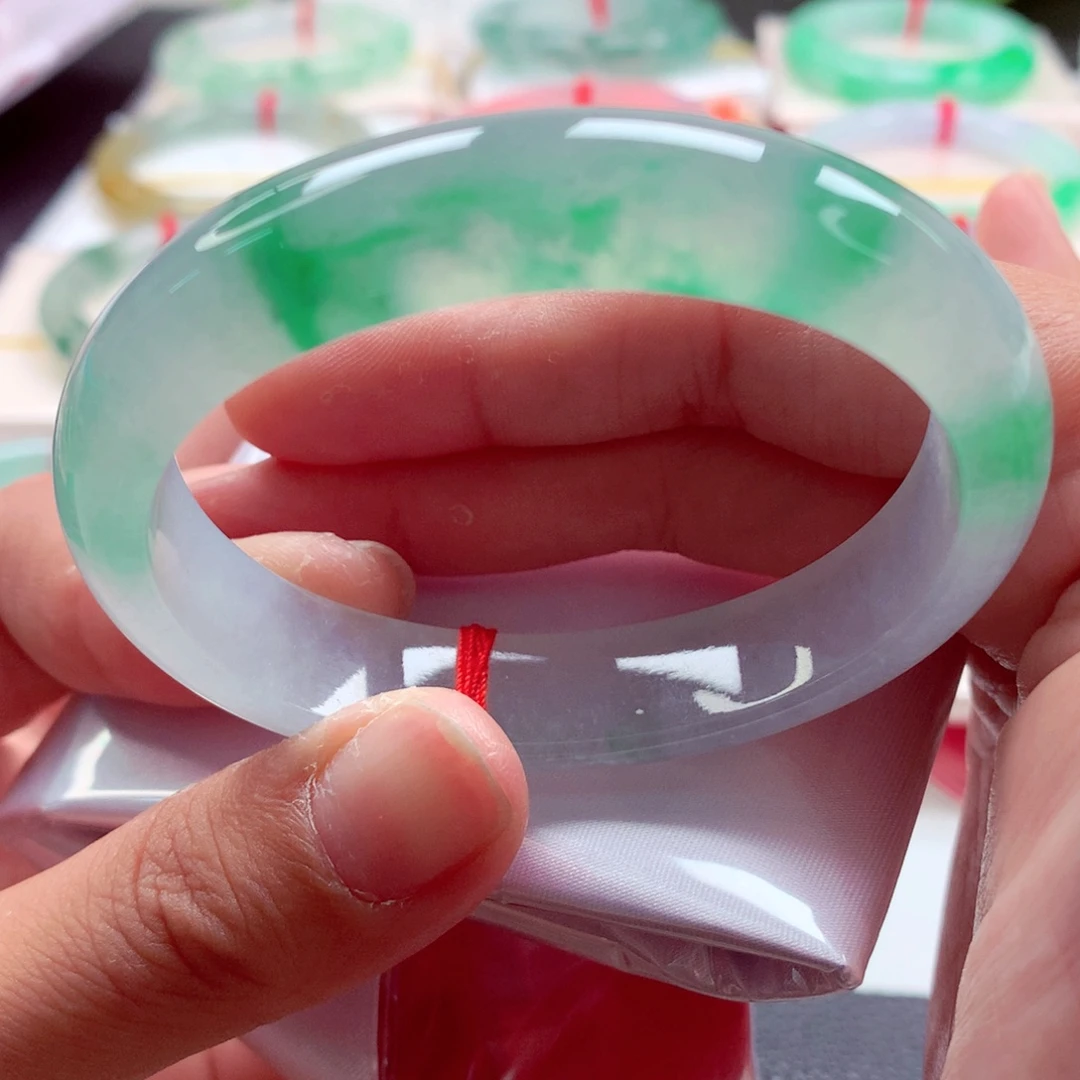 未镶嵌手镯（贵妃镯）翡翠师妹冰飘阳绿花炸光（20号）