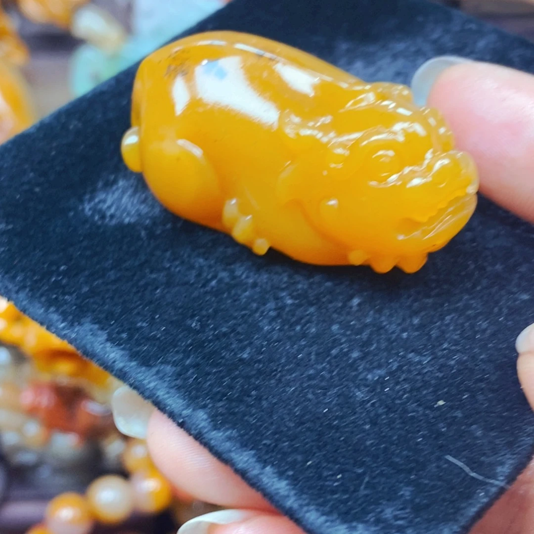未镶嵌石英质玉（黄龙玉）颈饰