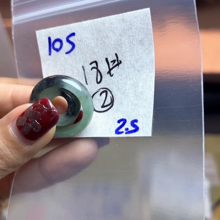 定制翡翠未镶嵌于**遇闪