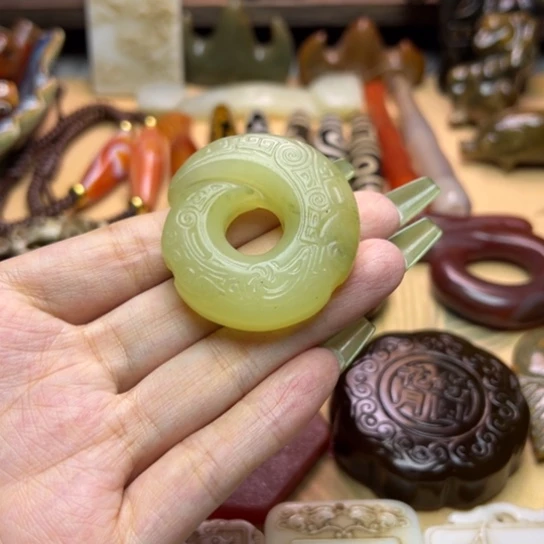 蛇纹石玉未镶嵌颈饰