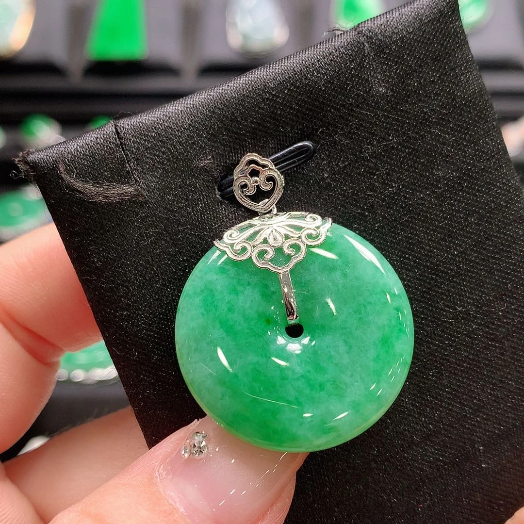 翡翠18K金镶嵌颈饰平安扣