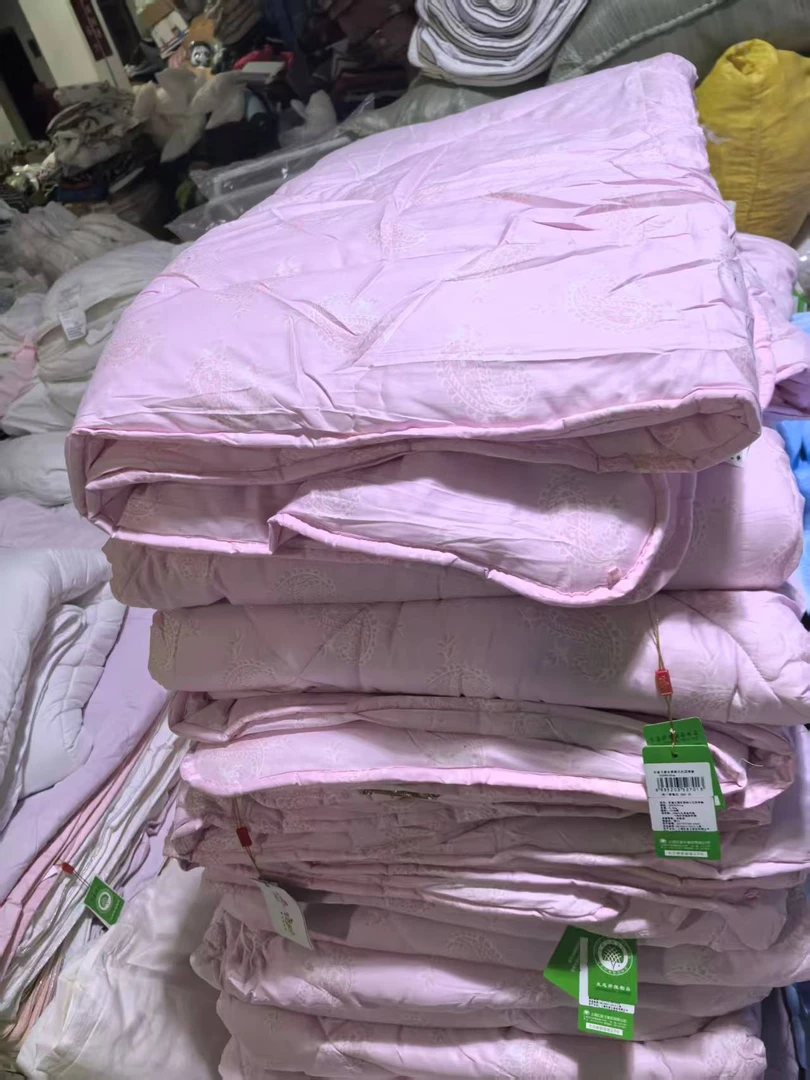 《厚广家》3楼200×230粉色系表面全棉丝绵被 发1张5斤左右 不挑色