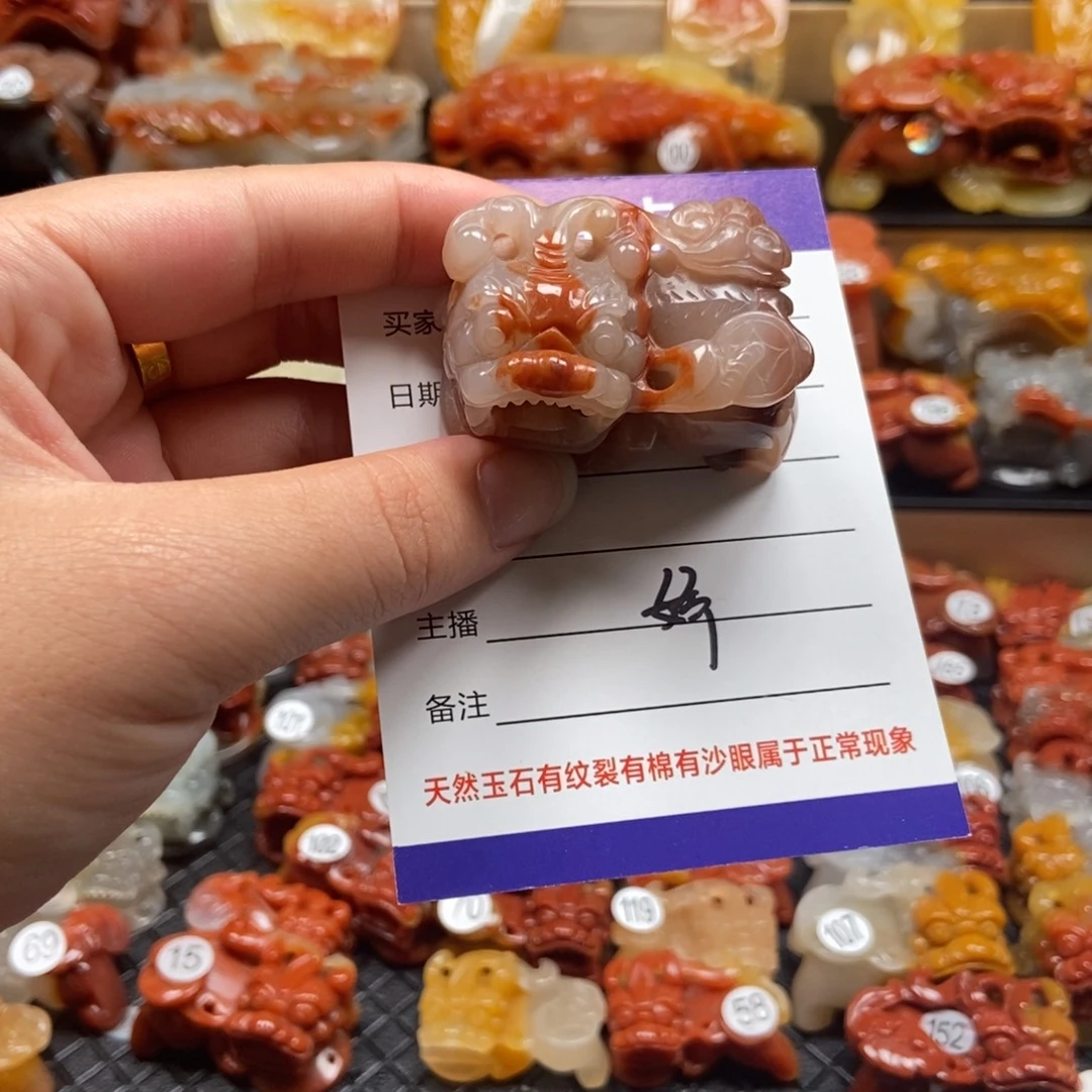 未镶嵌石英质玉（黄龙玉）挂件