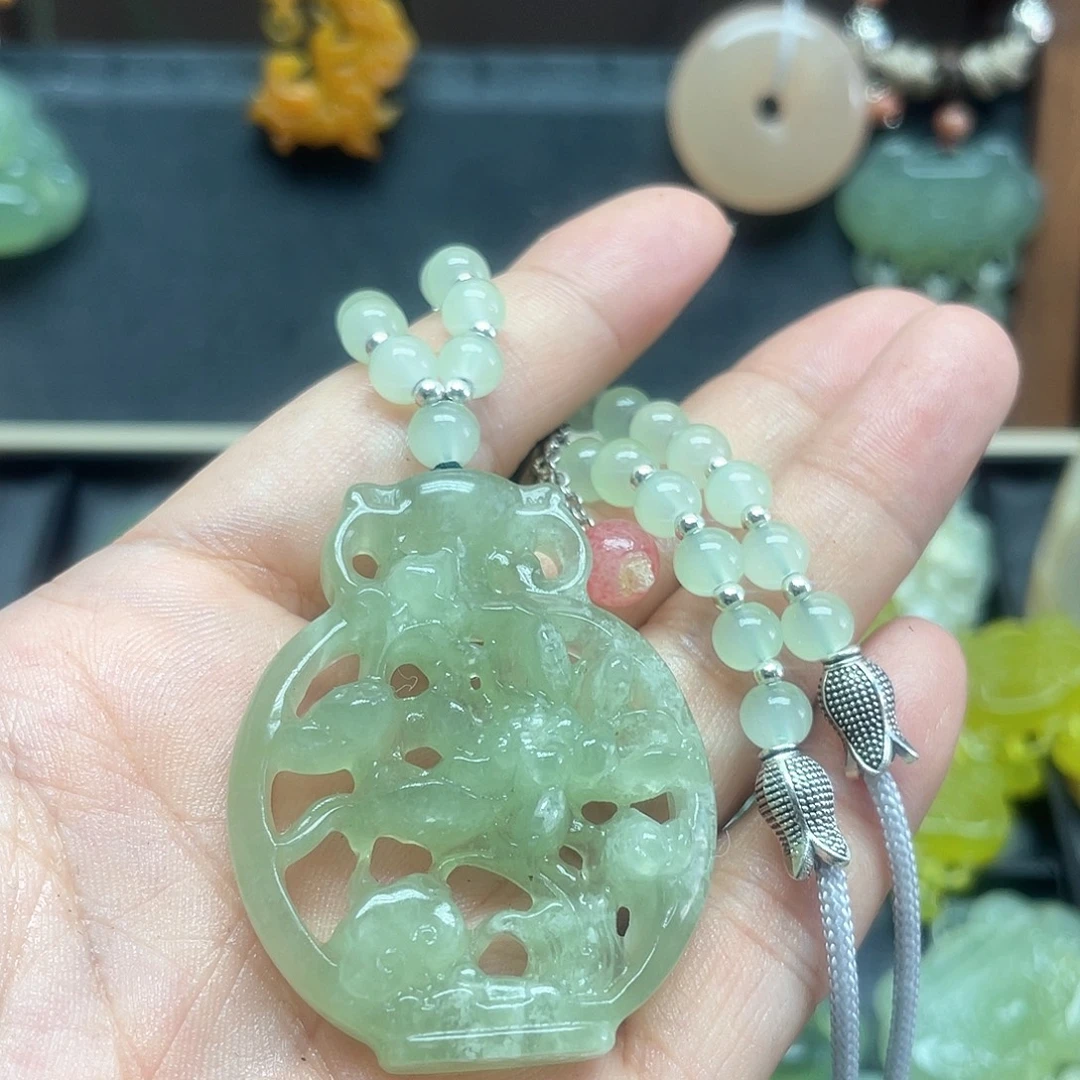 蛇纹石玉未镶嵌颈饰