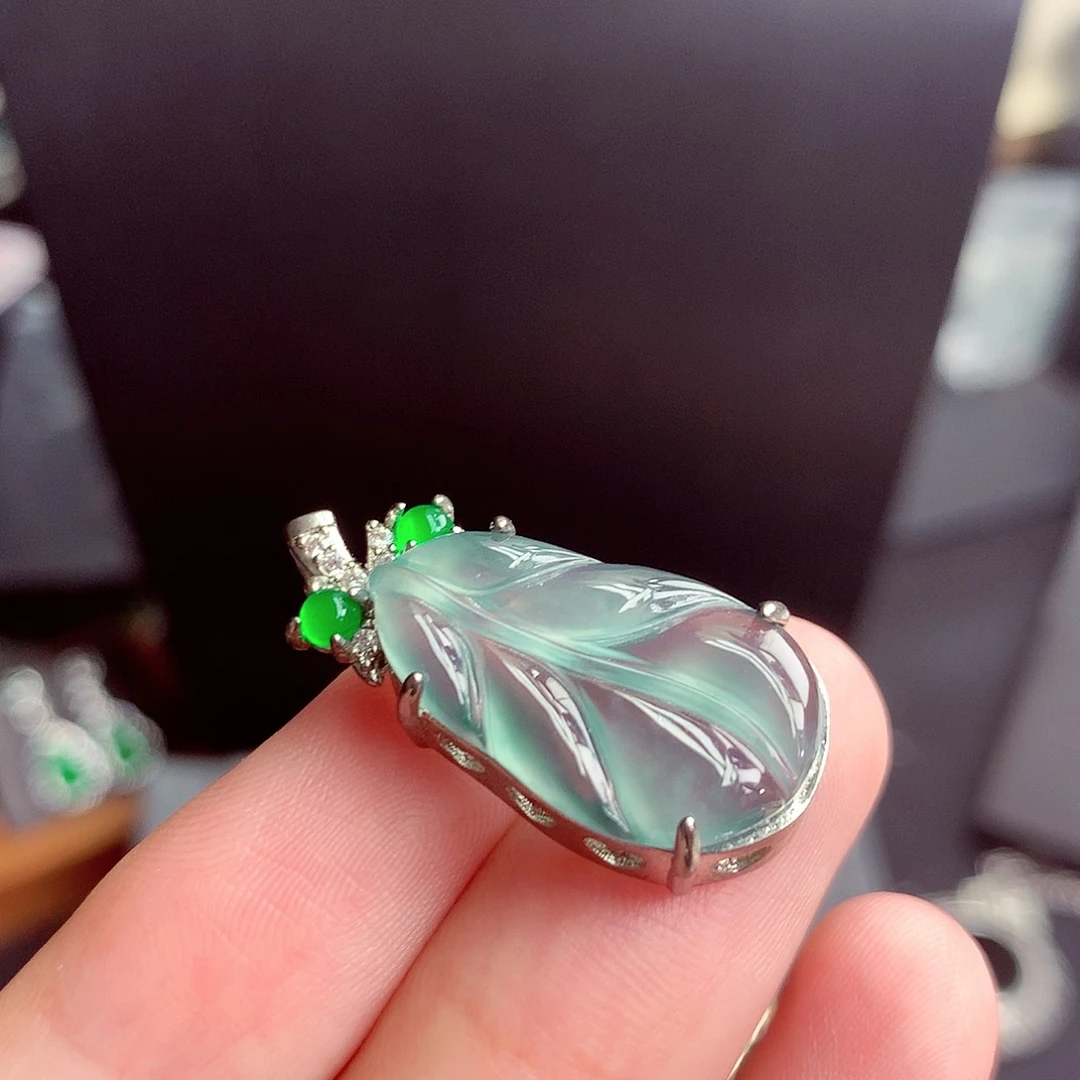 翡翠未镶嵌颈饰挂件