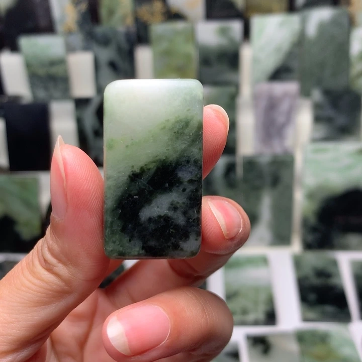 独山玉颈饰未镶嵌