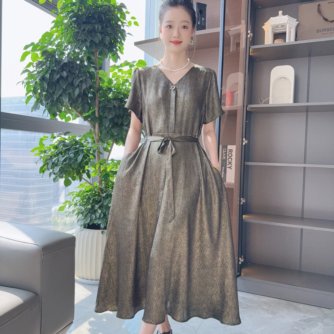 高档V领桑蚕丝连衣裙系带收腰大摆裙带金粉高腰线修身雅致款