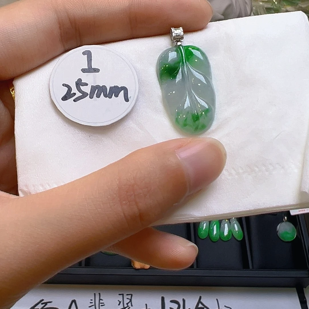 翡翠吊坠(不含链)18K金镶嵌翡翠