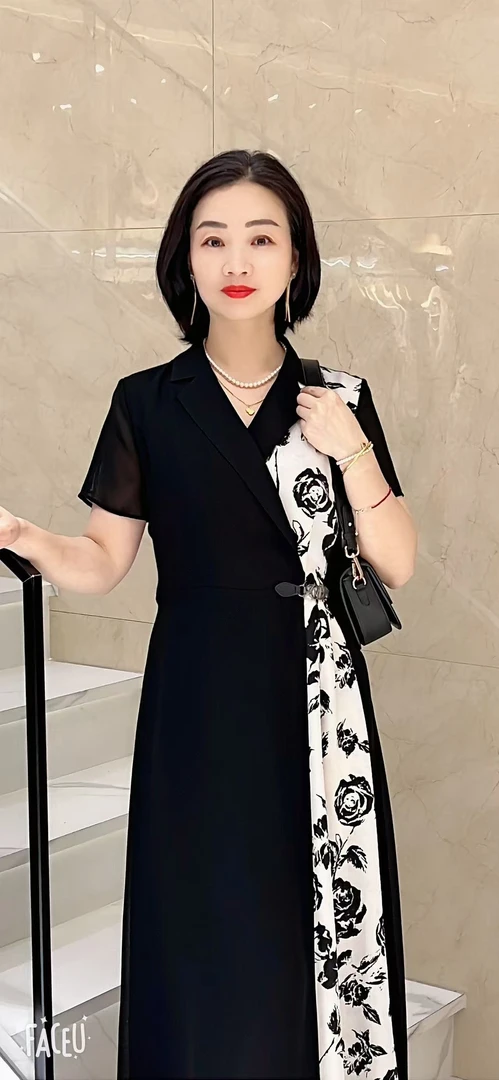 玫瑰图形黑白花经典连衣裙