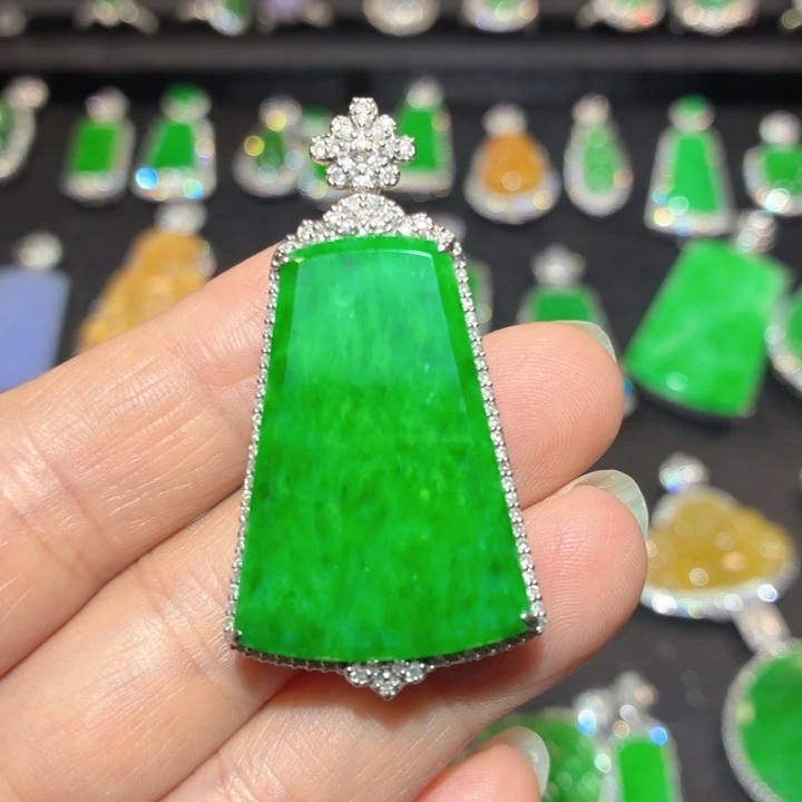 叫***呢翡翠18K金镶嵌吊坠(不含链)翡翠