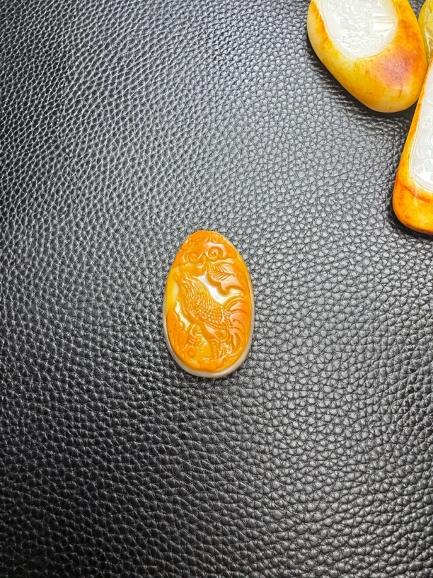 新疆和田玉鸡吊坠