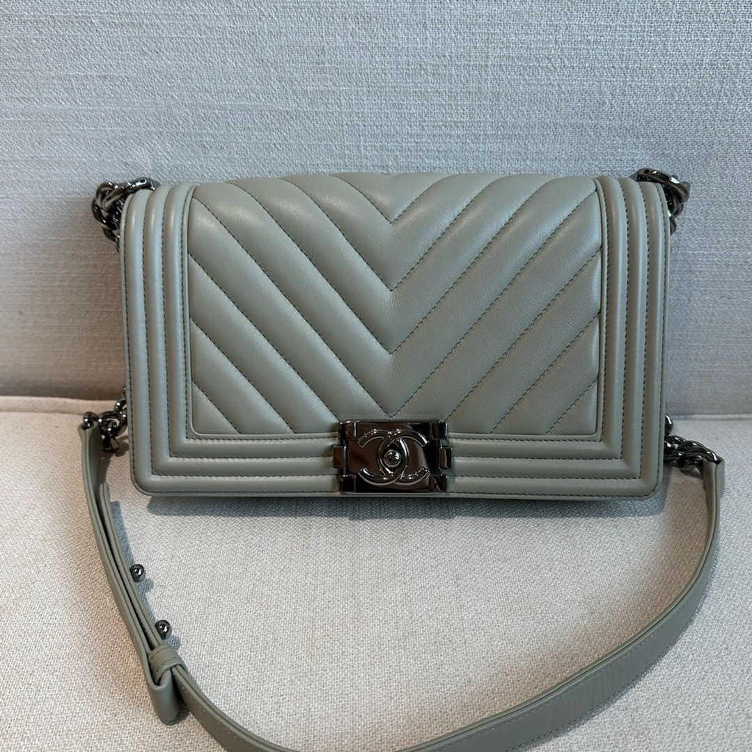 99新 Chanel/香奈儿 99新-22C系列Leboy淡银色V纹中号单肩斜挎包