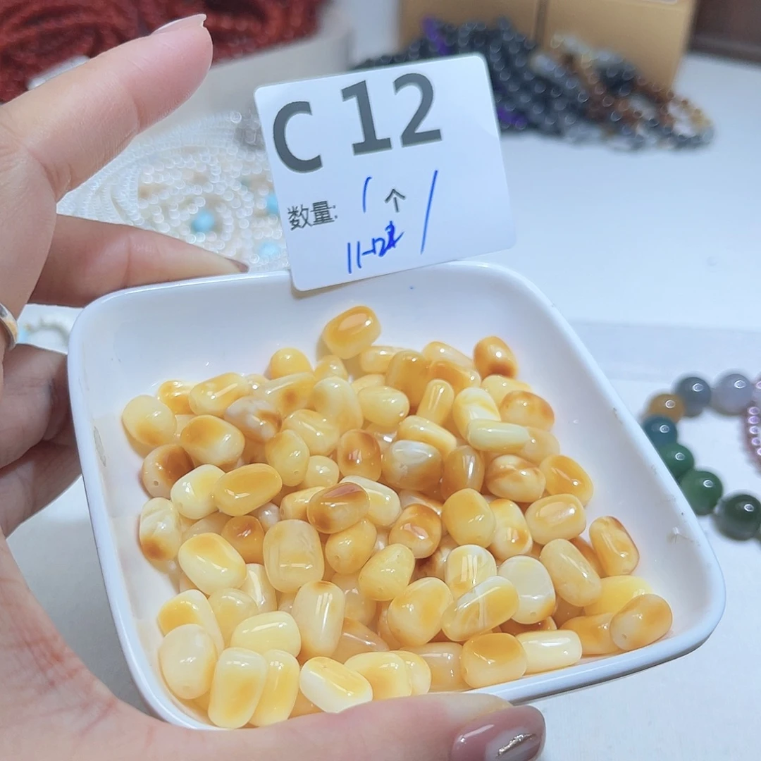 蜜蜡未镶嵌裸石C12。
