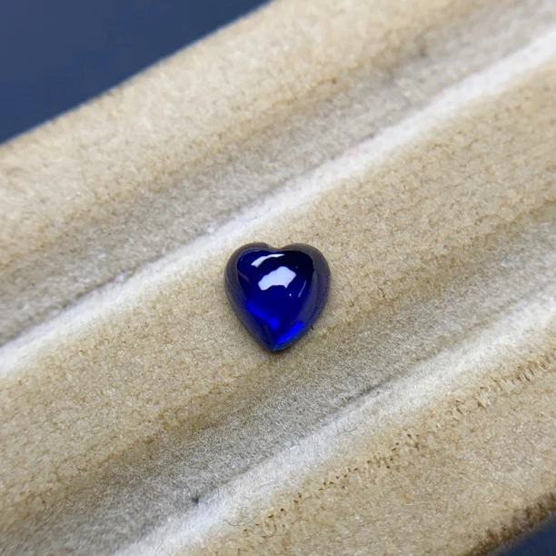 天然斯里兰卡蛋面心形蓝宝石裸石1.1克拉5.8*6mm颜色浓郁