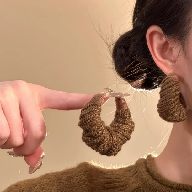 铜合金布艺耳饰 复古棕色毛线编织圈圈耳环女时髦高级感耳钉