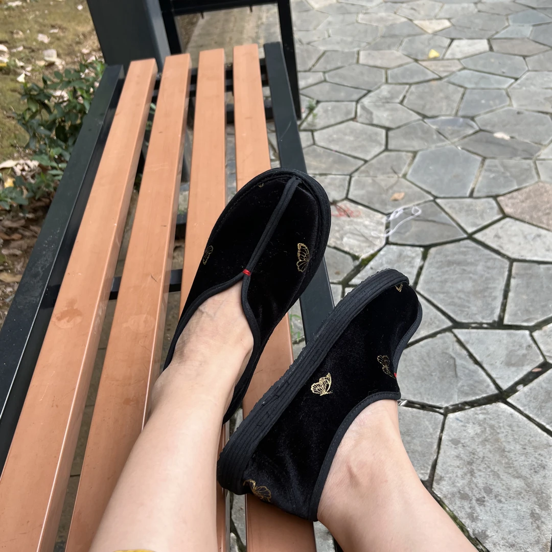 千层底布鞋,加胶底。