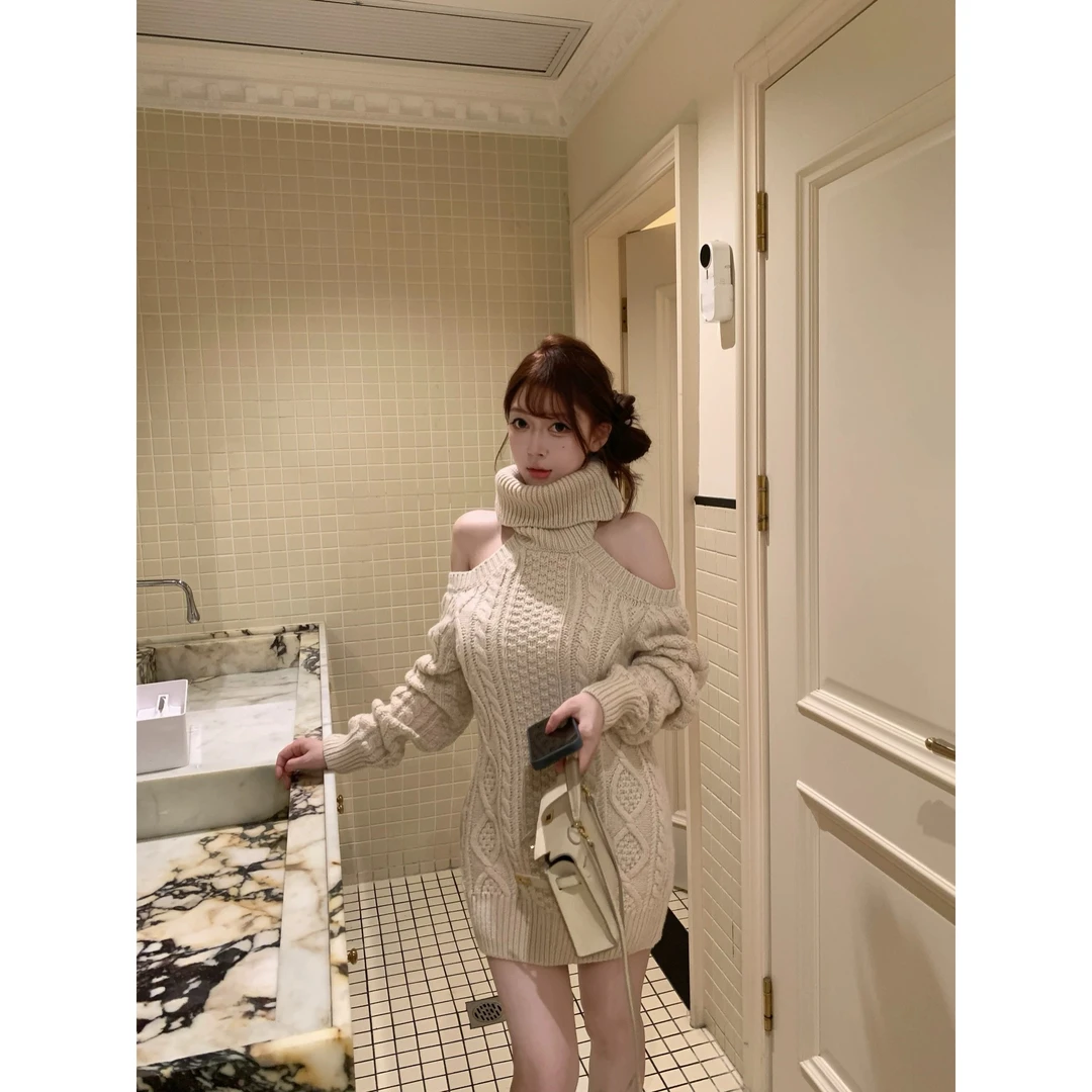 高领露背套头连衣裙女2025秋冬款纯欲宽松长袖露肩外穿针织包臀裙