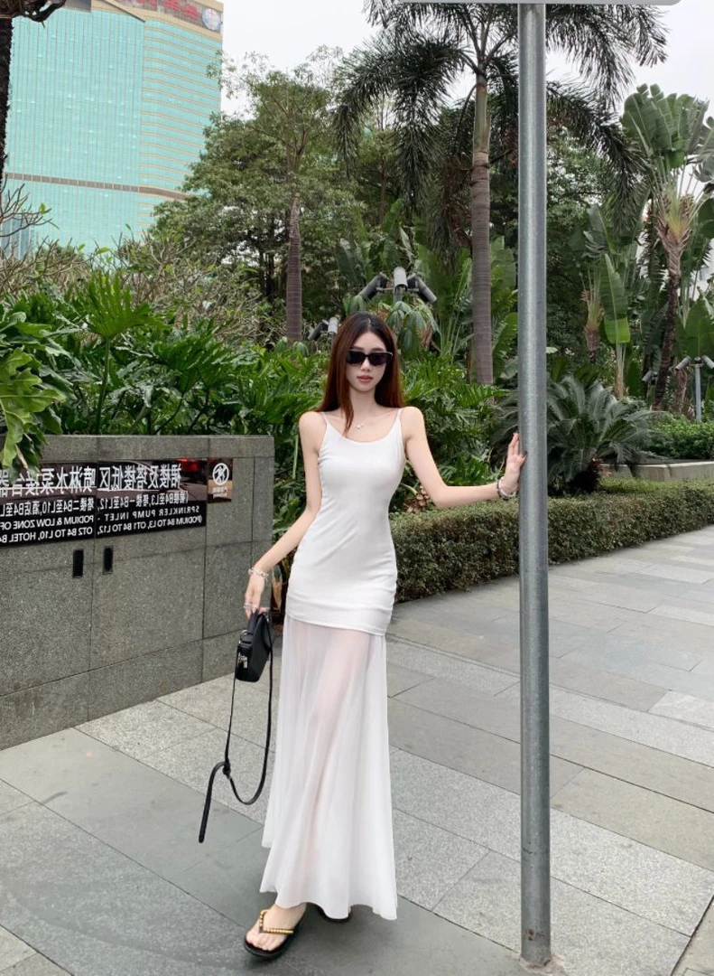 设计感网纱拼接白色吊带连衣裙女夏季气质收腰A字包臀裙度假长裙