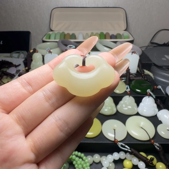 新疆老料若羌黄口料蜂蜜水祥云吊坠