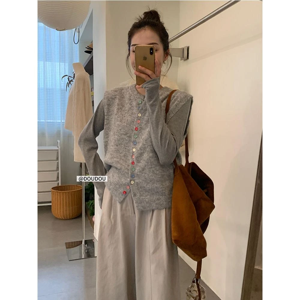912软糯彩扣慵懒风设计感针织马甲开衫女秋冬新款叠穿百搭背心