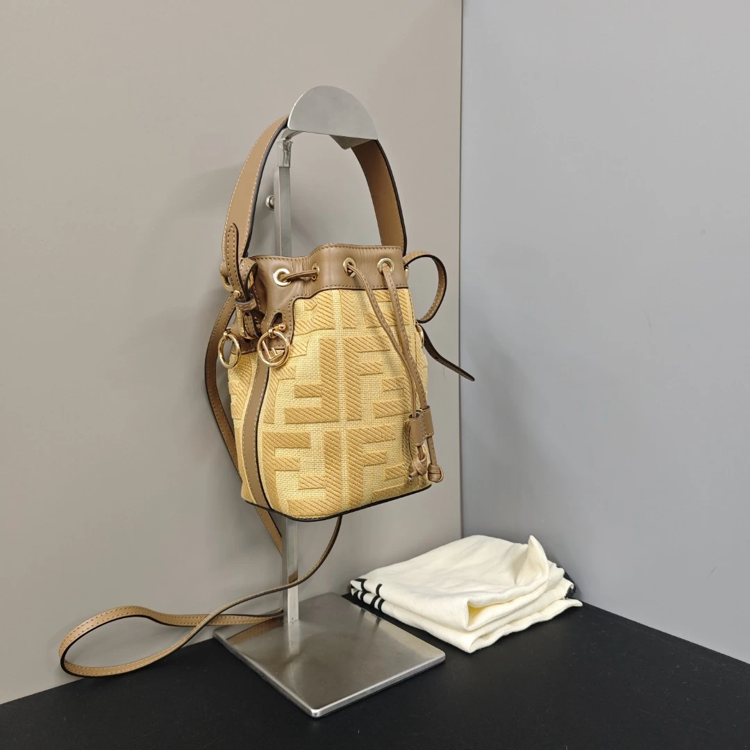 99新 FENDI/芬迪 /夏vv0909/单肩包/16316248