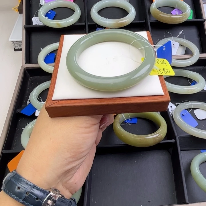 未镶嵌手镯和田玉七月