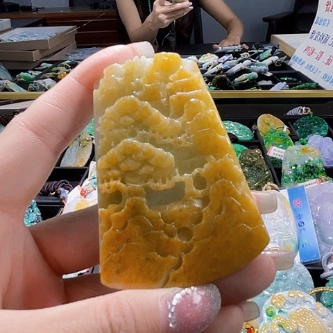 翡翠未镶嵌颈饰一个