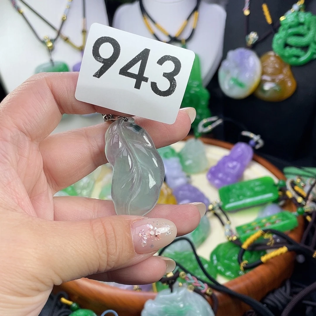 翡翠未镶嵌吊坠(赠链)